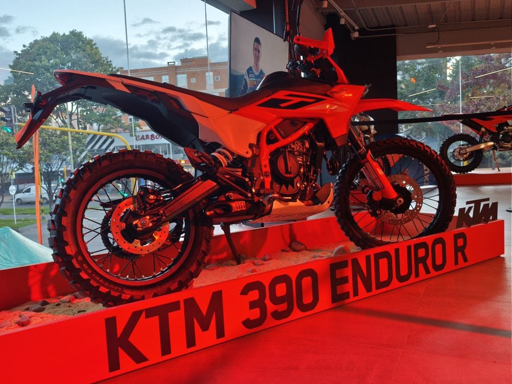 KTM 390 2026: LA FAMILIA QUE DESBORDA ADRENALINA PURA EN TODOS LOS CAMINOS V12MAGAZINE KTM 390 llega a Colombia con una propuesta que rompe esquemas: cuatro modelos potentes, versátiles y cargados de tecnología para conquistar ciudad, montaña y cualquier terreno con espíritu READY TO RACE. V12MAGAZINE