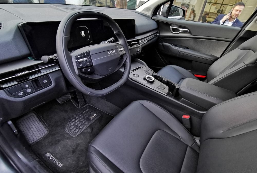 KIA SPORTAGE 2026: CON LA POTENCIA HÍBRIDA QUE BUSCA CONQUISTAR A COLOMBIA V12MAGAZINE Kia Sportage irrumpe en Colombia con un diseño audaz, tecnología de punta y una motorización híbrida que promete redefinir el segmento de los SUV. ¡Descubre la nueva generación! V12MAGAZINE