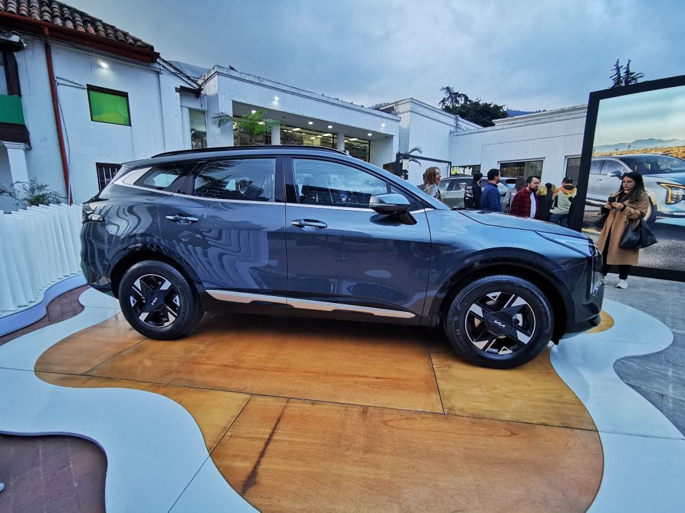 KIA SPORTAGE 2026: CON LA POTENCIA HÍBRIDA QUE BUSCA CONQUISTAR A COLOMBIA V12MAGAZINE Kia Sportage irrumpe en Colombia con un diseño audaz, tecnología de punta y una motorización híbrida que promete redefinir el segmento de los SUV. ¡Descubre la nueva generación! V12MAGAZINE