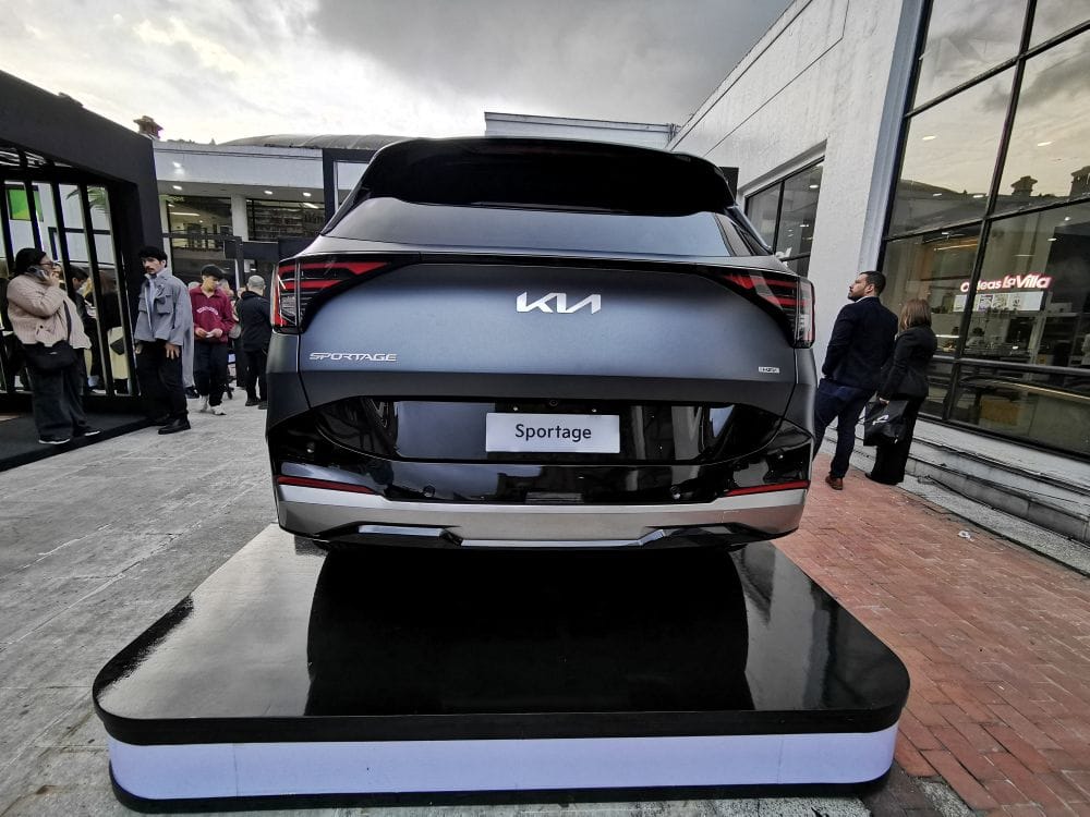 KIA SPORTAGE 2026: CON LA POTENCIA HÍBRIDA QUE BUSCA CONQUISTAR A COLOMBIA V12MAGAZINE Kia Sportage irrumpe en Colombia con un diseño audaz, tecnología de punta y una motorización híbrida que promete redefinir el segmento de los SUV. ¡Descubre la nueva generación! V12MAGAZINE