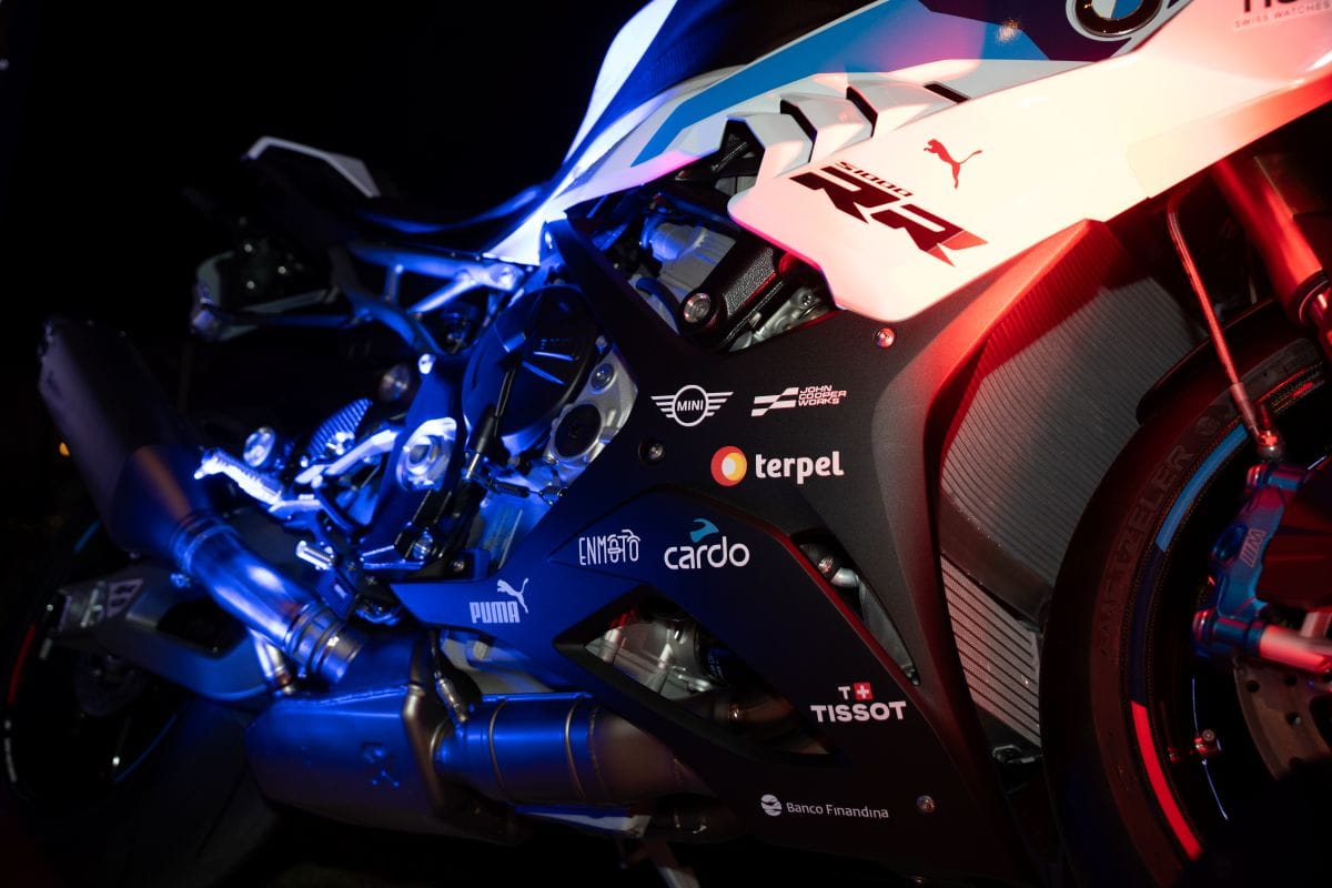 BMW MOTORRAD VUELVE CON FUERZA AL GP COLOMBIA: ¡UNA APUESTA PODEROSA POR EL MOTOCICLISMO NACIONAL! V12MAGAZINE BMW MOTORRAD regresa al GP Colombia con un equipo oficial y seis pilotos nacionales, apostando por el desarrollo del motociclismo deportivo en el país con motos de alto rendimiento. V12MAGAZINE