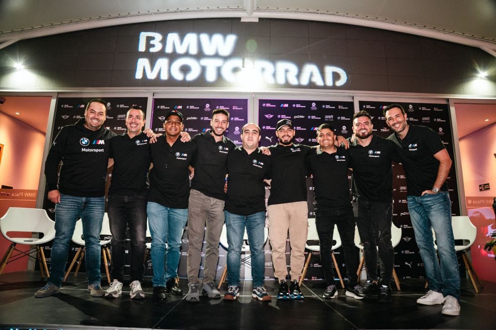 BMW MOTORRAD VUELVE CON FUERZA AL GP COLOMBIA: ¡UNA APUESTA PODEROSA POR EL MOTOCICLISMO NACIONAL! V12MAGAZINE BMW MOTORRAD regresa al GP Colombia con un equipo oficial y seis pilotos nacionales, apostando por el desarrollo del motociclismo deportivo en el país con motos de alto rendimiento. V12MAGAZINE