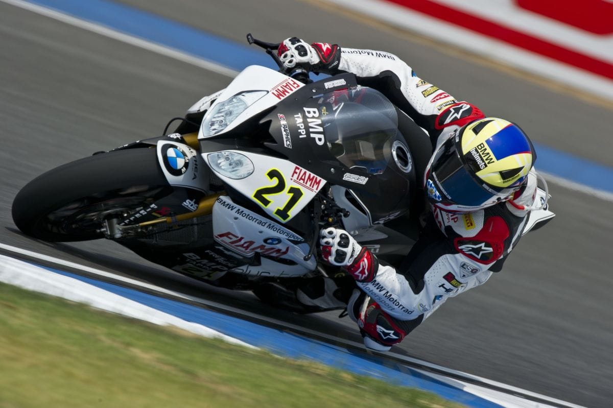 BMW MOTORRAD VUELVE CON FUERZA AL GP COLOMBIA: ¡UNA APUESTA PODEROSA POR EL MOTOCICLISMO NACIONAL! V12MAGAZINE BMW MOTORRAD regresa al GP Colombia con un equipo oficial y seis pilotos nacionales, apostando por el desarrollo del motociclismo deportivo en el país con motos de alto rendimiento. V12MAGAZINE