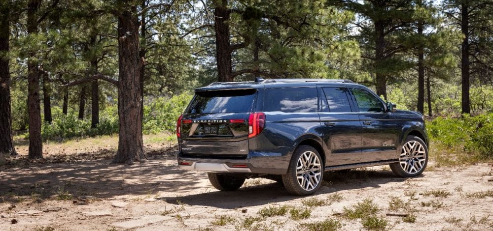 FORD EXPEDITION 2025: ESTÁ EN COLOMBIA, LA SUV QUE ELEVA LAS AVENTURAS AL SIGUIENTE NIVEL V12MAGAZINE Ford Expedition 2025 llega a Colombia con una propuesta robusta, tecnológica y familiar que marca un nuevo estándar en el segmento de las SUV grandes. Su diseño, equipamiento y motorización prometen convertirla en el nuevo referente del lujo aventurero. V12MAGAZINE