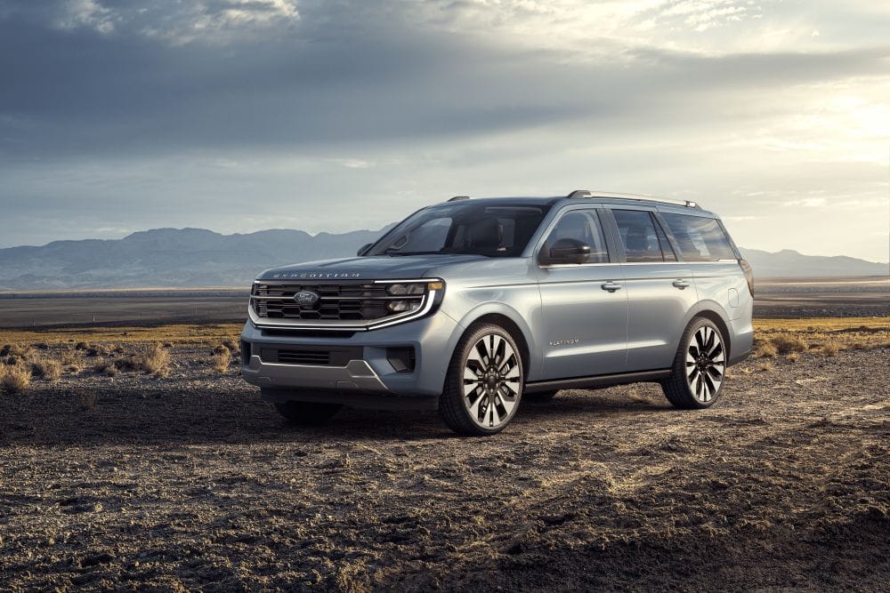 FORD EXPEDITION 2025: ESTÁ EN COLOMBIA, LA SUV QUE ELEVA LAS AVENTURAS AL SIGUIENTE NIVEL V12MAGAZINE Ford Expedition 2025 llega a Colombia con una propuesta robusta, tecnológica y familiar que marca un nuevo estándar en el segmento de las SUV grandes. Su diseño, equipamiento y motorización prometen convertirla en el nuevo referente del lujo aventurero. V12MAGAZINE