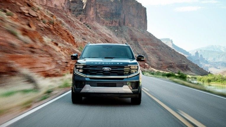 FORD EXPEDITION 2025: ESTÁ EN COLOMBIA, LA SUV QUE ELEVA LAS AVENTURAS AL SIGUIENTE NIVEL V12MAGAZINE Ford Expedition 2025 llega a Colombia con una propuesta robusta, tecnológica y familiar que marca un nuevo estándar en el segmento de las SUV grandes. Su diseño, equipamiento y motorización prometen convertirla en el nuevo referente del lujo aventurero. V12MAGAZINE