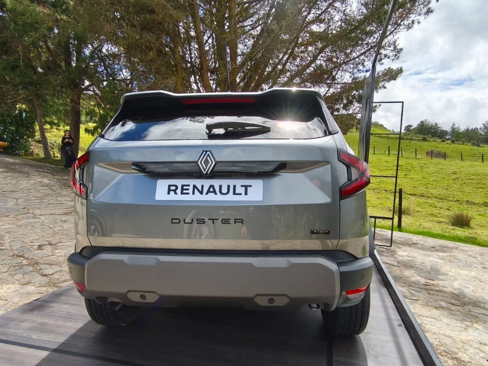 RENAULT DUSTER HYBRID E‑TECH: POR FIN UNA HÍBRIDA QUE SÍ ES 4X4 V12MAGAZINE Renault Duster Hybrid irrumpe en Colombia como la primera SUV con tecnología híbrida de su clase en América Latina, fusionando robustez, tecnología y sostenibilidad para redefinir las aventuras todoterreno. V12MAGAZINE
