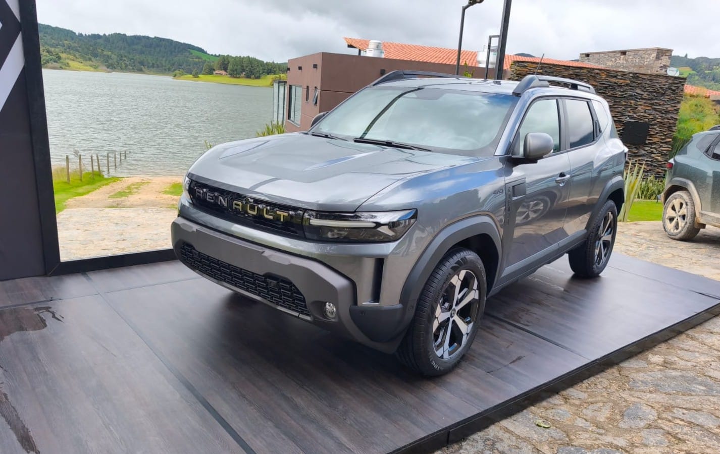 RENAULT DUSTER HYBRID E‑TECH: POR FIN UNA HÍBRIDA QUE SÍ ES 4X4 V12MAGAZINE Renault Duster Hybrid irrumpe en Colombia como la primera SUV con tecnología híbrida de su clase en América Latina, fusionando robustez, tecnología y sostenibilidad para redefinir las aventuras todoterreno. V12MAGAZINE