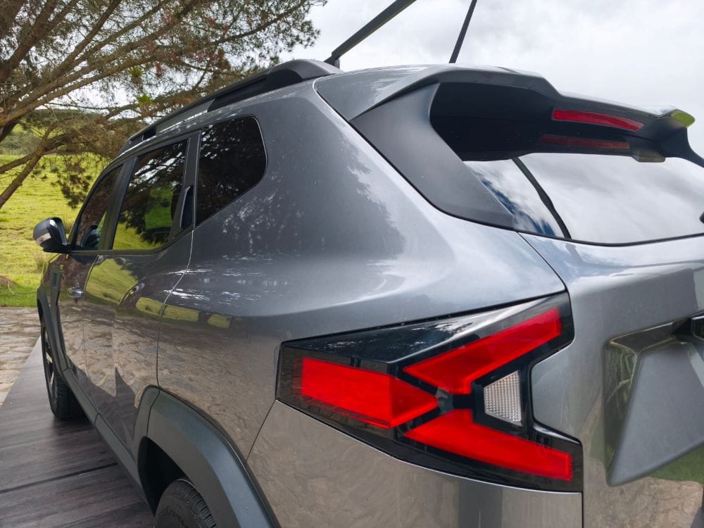 RENAULT DUSTER HYBRID E‑TECH: POR FIN UNA HÍBRIDA QUE SÍ ES 4X4 V12MAGAZINE Renault Duster Hybrid irrumpe en Colombia como la primera SUV con tecnología híbrida de su clase en América Latina, fusionando robustez, tecnología y sostenibilidad para redefinir las aventuras todoterreno. V12MAGAZINE
