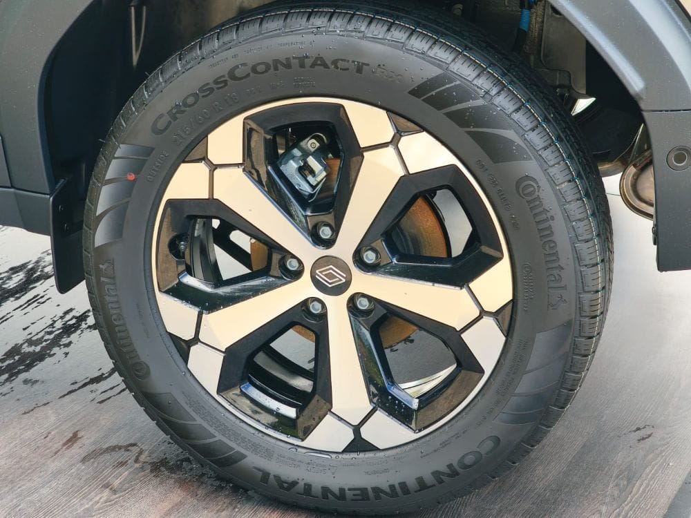 RENAULT DUSTER HYBRID E‑TECH: POR FIN UNA HÍBRIDA QUE SÍ ES 4X4 V12MAGAZINE Renault Duster Hybrid irrumpe en Colombia como la primera SUV con tecnología híbrida de su clase en América Latina, fusionando robustez, tecnología y sostenibilidad para redefinir las aventuras todoterreno. V12MAGAZINE