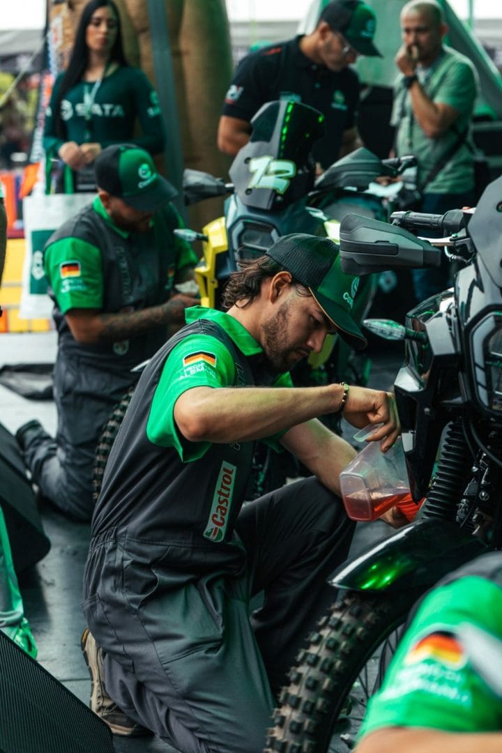CAPACITACIÓN REVOLUCIONARIA: ‘SUPERTÉCNICOS’ DE CASTROL EMPODERA A MECÁNICOS V12MAGAZINE Capacitación que transforma: Castrol presenta ‘Supertécnicos’, un programa gratuito que impulsa a mecánicos de motos en Colombia con formación, premios y reconocimiento profesional. V12MAGAZINE