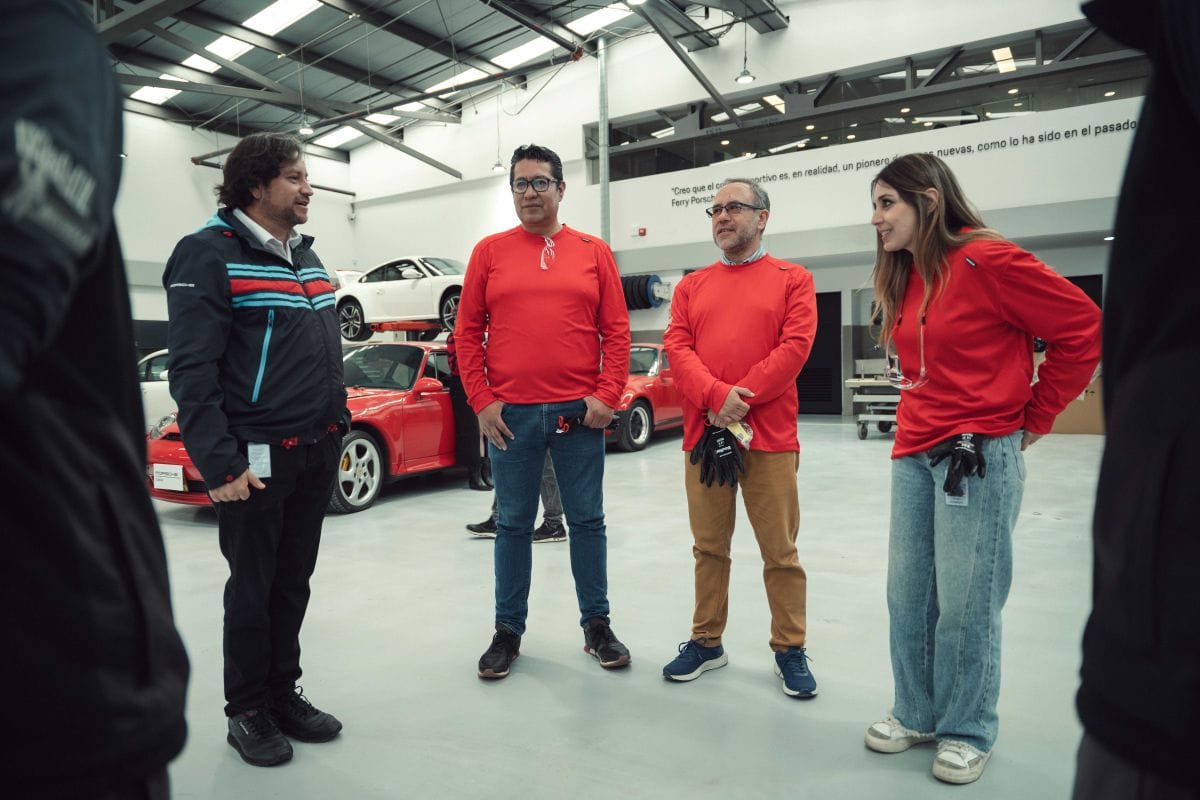 TÉCNICO POR UN DÍA: LA EXPERIENCIA INMERSIVA DENTRO DE PORSCHE QUE DESATA PASIONES EN EL TALLER V12MAGAZINE Durante una jornada exclusiva, varios periodistas dejaron los micrófonos, las grabadoras y el computador para vivir el pulso del servicio técnico en el Porsche Center Bogotá, el único taller autorizado por la marca en Colombia. V12MAGAZINE