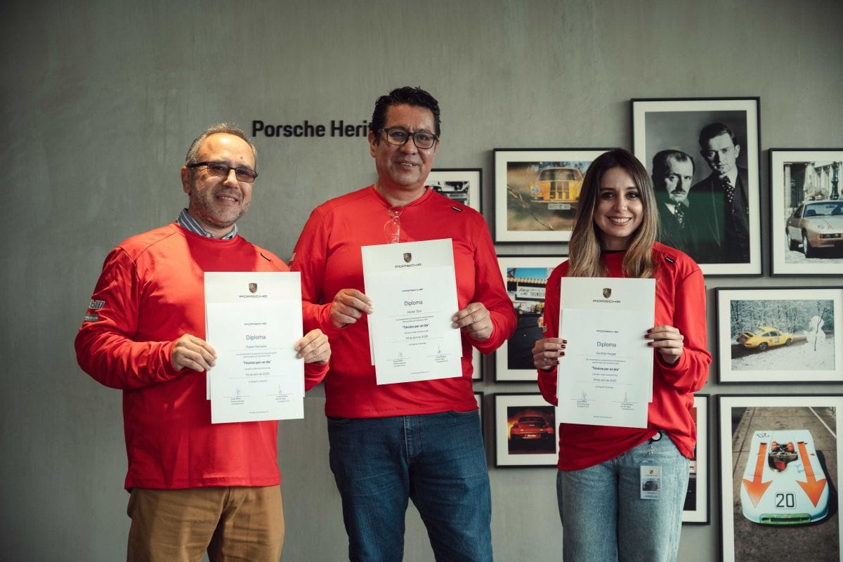 TÉCNICO POR UN DÍA: LA EXPERIENCIA INMERSIVA DENTRO DE PORSCHE QUE DESATA PASIONES EN EL TALLER V12MAGAZINE Durante una jornada exclusiva, varios periodistas dejaron los micrófonos, las grabadoras y el computador para vivir el pulso del servicio técnico en el Porsche Center Bogotá, el único taller autorizado por la marca en Colombia. V12MAGAZINE