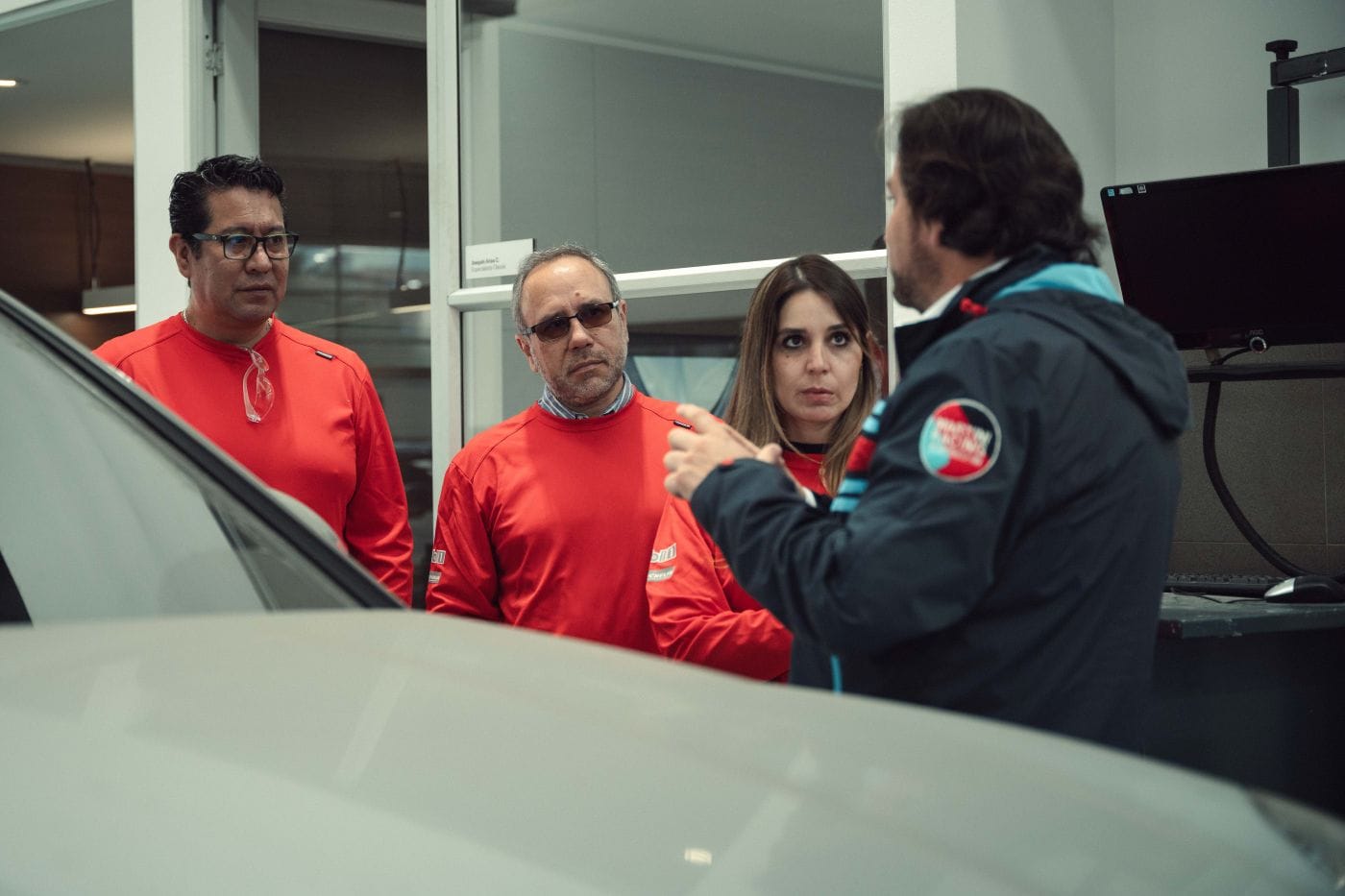 TÉCNICO POR UN DÍA: LA EXPERIENCIA INMERSIVA DENTRO DE PORSCHE QUE DESATA PASIONES EN EL TALLER V12MAGAZINE Durante una jornada exclusiva, varios periodistas dejaron los micrófonos, las grabadoras y el computador para vivir el pulso del servicio técnico en el Porsche Center Bogotá, el único taller autorizado por la marca en Colombia. V12MAGAZINE