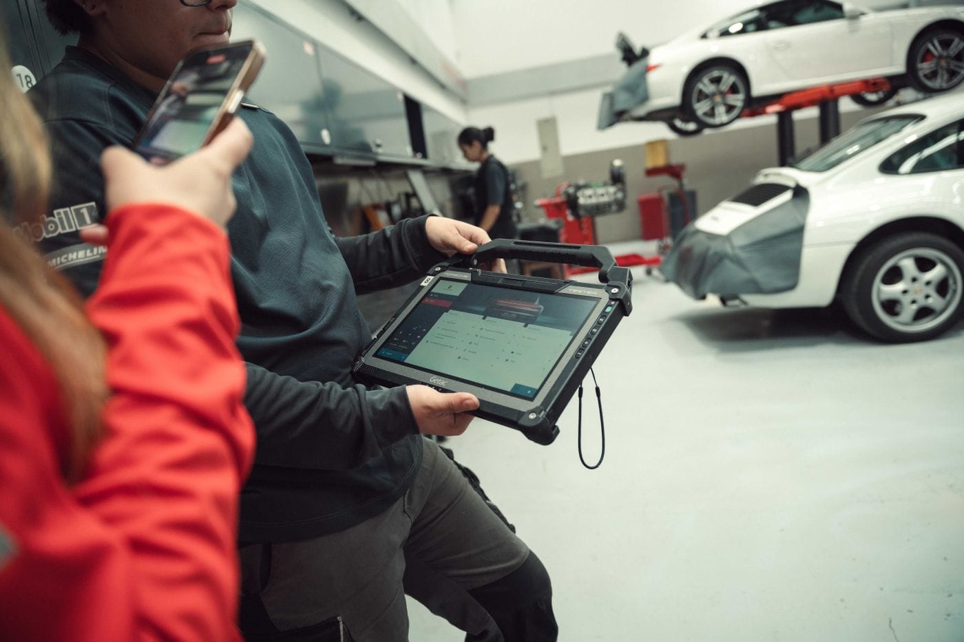 TÉCNICO POR UN DÍA: LA EXPERIENCIA INMERSIVA DENTRO DE PORSCHE QUE DESATA PASIONES EN EL TALLER V12MAGAZINE Durante una jornada exclusiva, varios periodistas dejaron los micrófonos, las grabadoras y el computador para vivir el pulso del servicio técnico en el Porsche Center Bogotá, el único taller autorizado por la marca en Colombia. V12MAGAZINE