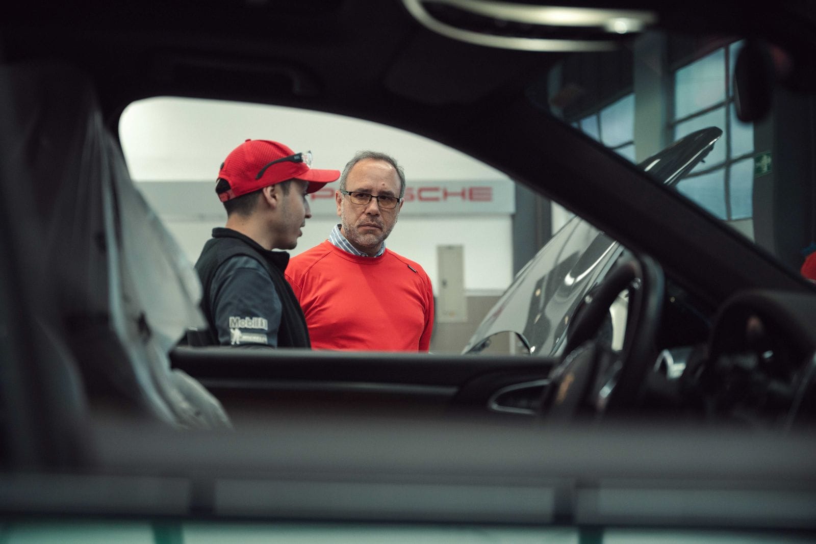 TÉCNICO POR UN DÍA: LA EXPERIENCIA INMERSIVA DENTRO DE PORSCHE QUE DESATA PASIONES EN EL TALLER V12MAGAZINE Durante una jornada exclusiva, varios periodistas dejaron los micrófonos, las grabadoras y el computador para vivir el pulso del servicio técnico en el Porsche Center Bogotá, el único taller autorizado por la marca en Colombia. V12MAGAZINE