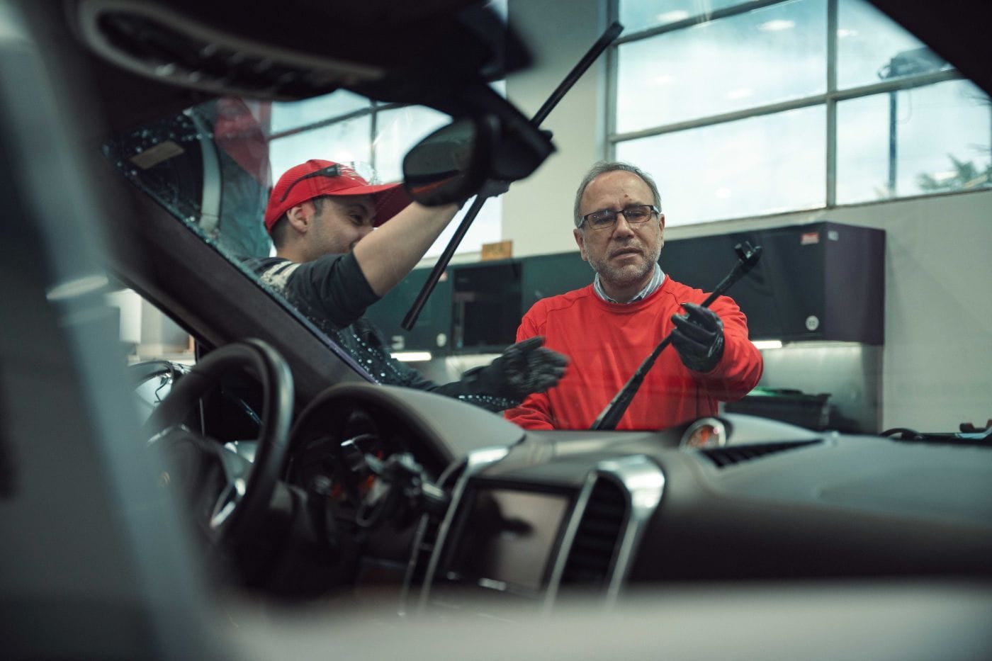 TÉCNICO POR UN DÍA: LA EXPERIENCIA INMERSIVA DENTRO DE PORSCHE QUE DESATA PASIONES EN EL TALLER V12MAGAZINE Durante una jornada exclusiva, varios periodistas dejaron los micrófonos, las grabadoras y el computador para vivir el pulso del servicio técnico en el Porsche Center Bogotá, el único taller autorizado por la marca en Colombia. V12MAGAZINE