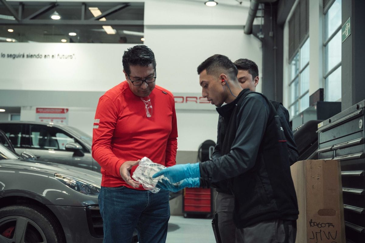 TÉCNICO POR UN DÍA: LA EXPERIENCIA INMERSIVA DENTRO DE PORSCHE QUE DESATA PASIONES EN EL TALLER V12MAGAZINE Durante una jornada exclusiva, varios periodistas dejaron los micrófonos, las grabadoras y el computador para vivir el pulso del servicio técnico en el Porsche Center Bogotá, el único taller autorizado por la marca en Colombia. V12MAGAZINE