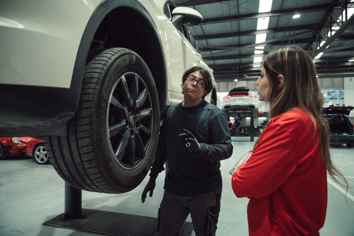 TÉCNICO POR UN DÍA: LA EXPERIENCIA INMERSIVA DENTRO DE PORSCHE QUE DESATA PASIONES EN EL TALLER V12MAGAZINE Durante una jornada exclusiva, varios periodistas dejaron los micrófonos, las grabadoras y el computador para vivir el pulso del servicio técnico en el Porsche Center Bogotá, el único taller autorizado por la marca en Colombia. V12MAGAZINE