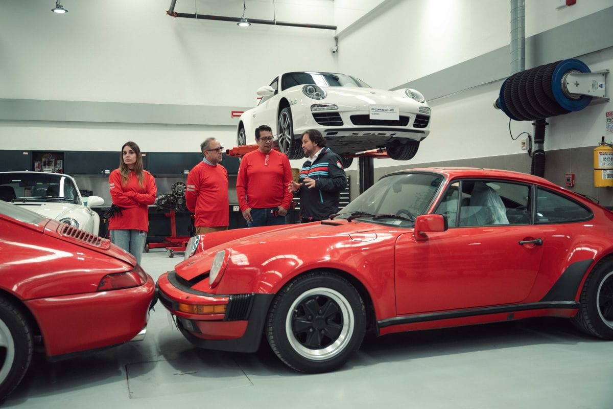 TÉCNICO POR UN DÍA: LA EXPERIENCIA INMERSIVA DENTRO DE PORSCHE QUE DESATA PASIONES EN EL TALLER V12MAGAZINE Técnico
