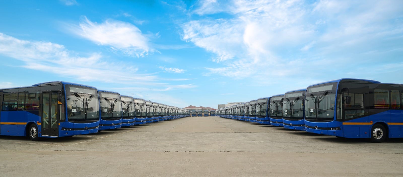 BUSES ELÉCTRICOS: LA REVOLUCIÓN SILENCIOSA QUE TRANSFORMA EL TRANSPORTE EN COLOMBIA V12MAGAZINE Los buses eléctricos están redefiniendo la movilidad urbana en Colombia, liderados por la marca china BYD, que ha consolidado su presencia con una flota significativa y una apuesta por la producción local. V12MAGAZINE