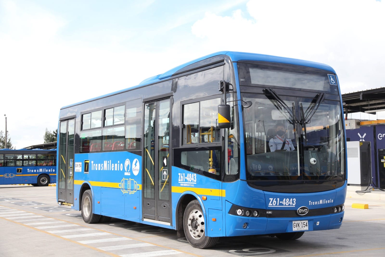 BUSES ELÉCTRICOS: LA REVOLUCIÓN SILENCIOSA QUE TRANSFORMA EL TRANSPORTE EN COLOMBIA V12MAGAZINE Los buses eléctricos están redefiniendo la movilidad urbana en Colombia, liderados por la marca china BYD, que ha consolidado su presencia con una flota significativa y una apuesta por la producción local. V12MAGAZINE