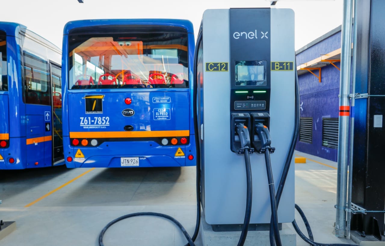 BUSES ELÉCTRICOS: LA REVOLUCIÓN SILENCIOSA QUE TRANSFORMA EL TRANSPORTE EN COLOMBIA V12MAGAZINE Los buses eléctricos están redefiniendo la movilidad urbana en Colombia, liderados por la marca china BYD, que ha consolidado su presencia con una flota significativa y una apuesta por la producción local. V12MAGAZINE