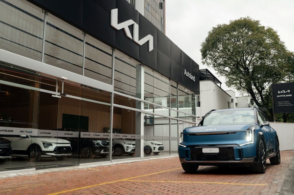 KIA ALCANZA EN MAYO UN CRECIMIENTO EXPLOSIVO EN VENTAS: PORTAFOLIO NUEVO, SU GRAN APUESTA V12MAGAZINE KIA se posiciona como la marca de mayor crecimiento en Colombia durante 2025, con un aumento del 48,4% en ventas, liderando en regiones clave y destacando con modelos como el K3 y K3 Cross. V12MAGAZINE