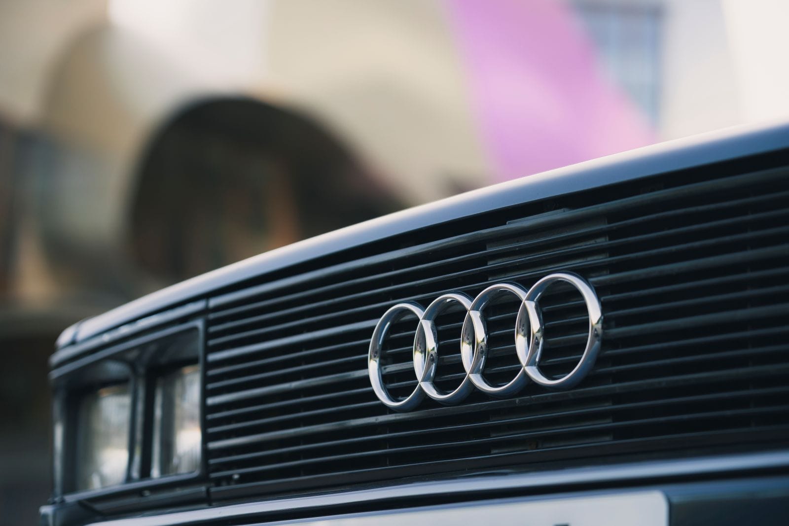 Audi conmemora seis décadas de innovación revolucionaria en diseño automotriz, desde el legendario Frankfurt Motor Show 1965 hasta los modernos vehículos eléctricos actuales, marcando historia constantemente. V12MAGAZINE