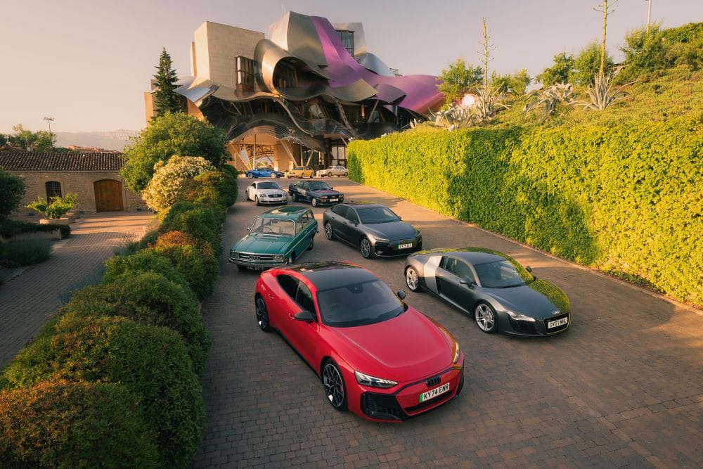 Audi conmemora seis décadas de innovación revolucionaria en diseño automotriz, desde el legendario Frankfurt Motor Show 1965 hasta los modernos vehículos eléctricos actuales, marcando historia constantemente. V12MAGAZINE