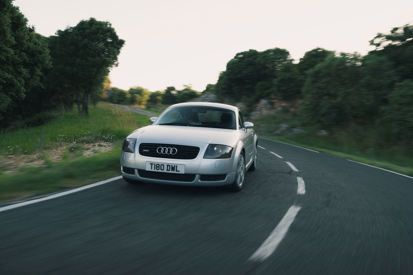 Audi conmemora seis décadas de innovación revolucionaria en diseño automotriz, desde el legendario Frankfurt Motor Show 1965 hasta los modernos vehículos eléctricos actuales, marcando historia constantemente. V12MAGAZINE