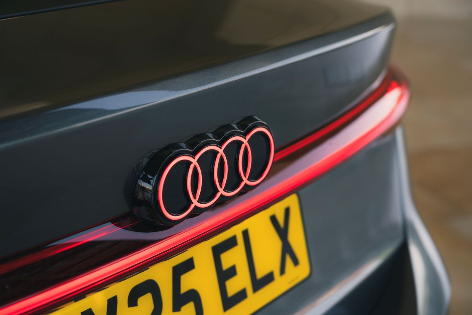 Audi conmemora seis décadas de innovación revolucionaria en diseño automotriz, desde el legendario Frankfurt Motor Show 1965 hasta los modernos vehículos eléctricos actuales, marcando historia constantemente. V12MAGAZINE