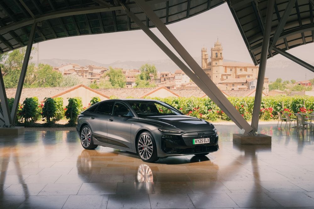 Audi conmemora seis décadas de innovación revolucionaria en diseño automotriz, desde el legendario Frankfurt Motor Show 1965 hasta los modernos vehículos eléctricos actuales, marcando historia constantemente. V12MAGAZINE
