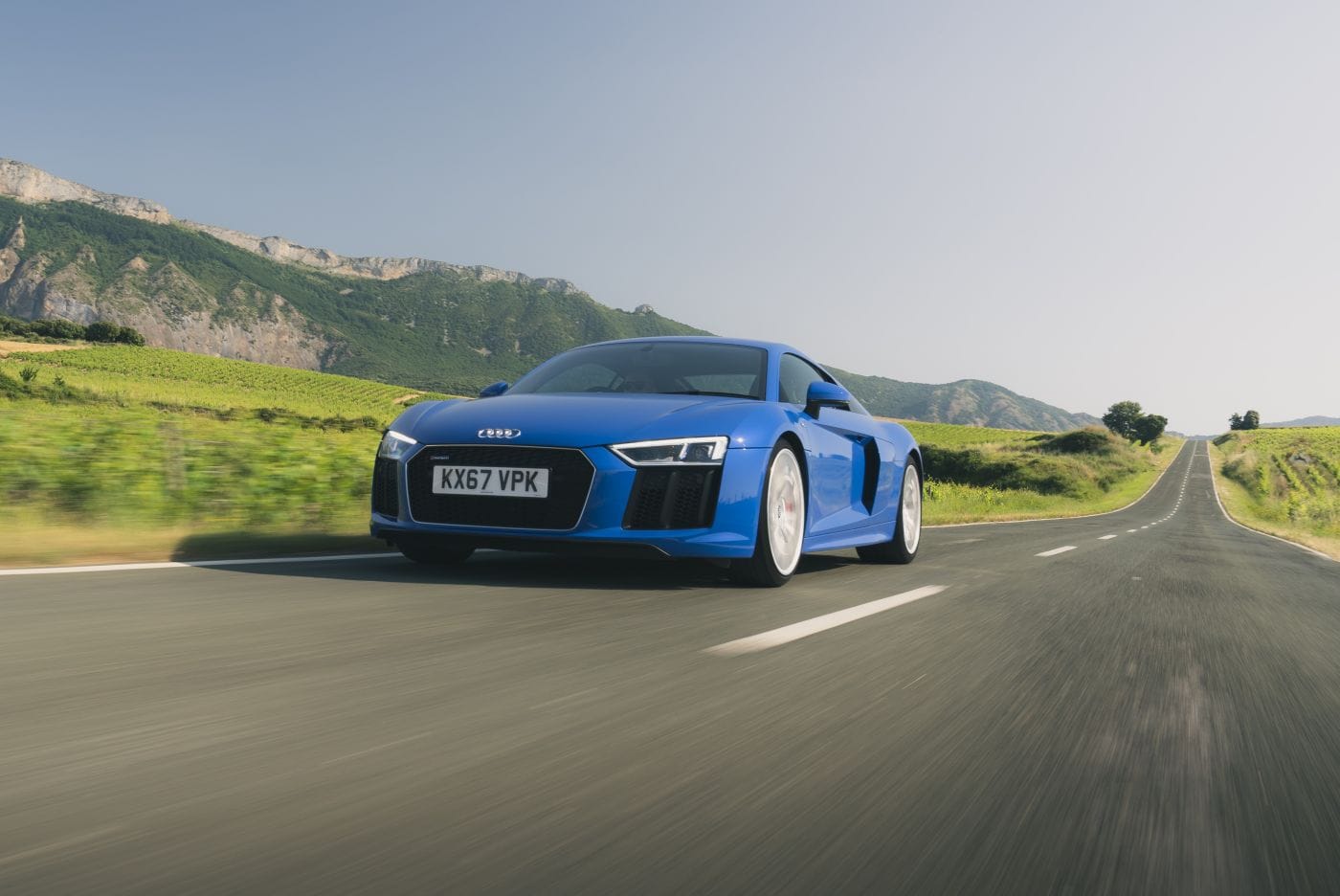 Audi conmemora seis décadas de innovación revolucionaria en diseño automotriz, desde el legendario Frankfurt Motor Show 1965 hasta los modernos vehículos eléctricos actuales, marcando historia constantemente. V12MAGAZINE
