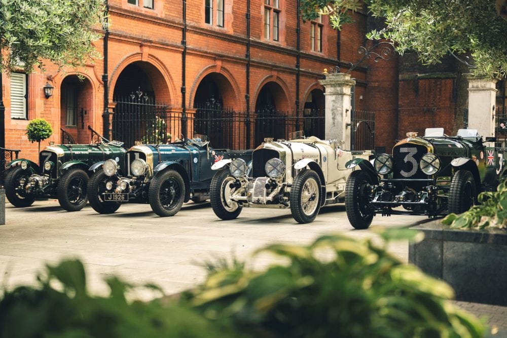 BENTLEY MULLINER CONTINUATION SERIES IMPACTA EN LE MANS CLASSIC CON RETO LEGENDARIO V12MAGAZINE El retorno del Bentley Mulliner Continuation Series a Le Mans Classic entre el 3 y el 6 de julio marca un hito emocionante: por primera vez desde 1930, la fábrica presenta un equipo oficial de cuatro vehículos. Se trata de tres Blower Continuation Series y un Speed Six Continuation Series, todos preparados meticulosamente por Mulliner Classic, la división histórica de Bentley. V12MAGAZINE