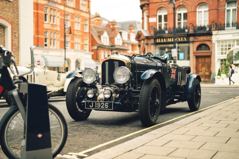 BENTLEY MULLINER CONTINUATION SERIES IMPACTA EN LE MANS CLASSIC CON RETO LEGENDARIO V12MAGAZINE El retorno del Bentley Mulliner Continuation Series a Le Mans Classic entre el 3 y el 6 de julio marca un hito emocionante: por primera vez desde 1930, la fábrica presenta un equipo oficial de cuatro vehículos. Se trata de tres Blower Continuation Series y un Speed Six Continuation Series, todos preparados meticulosamente por Mulliner Classic, la división histórica de Bentley. V12MAGAZINE