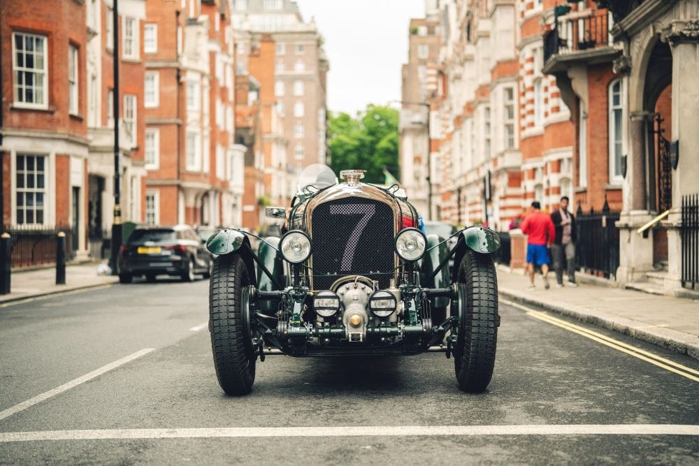 BENTLEY MULLINER CONTINUATION SERIES IMPACTA EN LE MANS CLASSIC CON RETO LEGENDARIO V12MAGAZINE El retorno del Bentley Mulliner Continuation Series a Le Mans Classic entre el 3 y el 6 de julio marca un hito emocionante: por primera vez desde 1930, la fábrica presenta un equipo oficial de cuatro vehículos. Se trata de tres Blower Continuation Series y un Speed Six Continuation Series, todos preparados meticulosamente por Mulliner Classic, la división histórica de Bentley. V12MAGAZINE