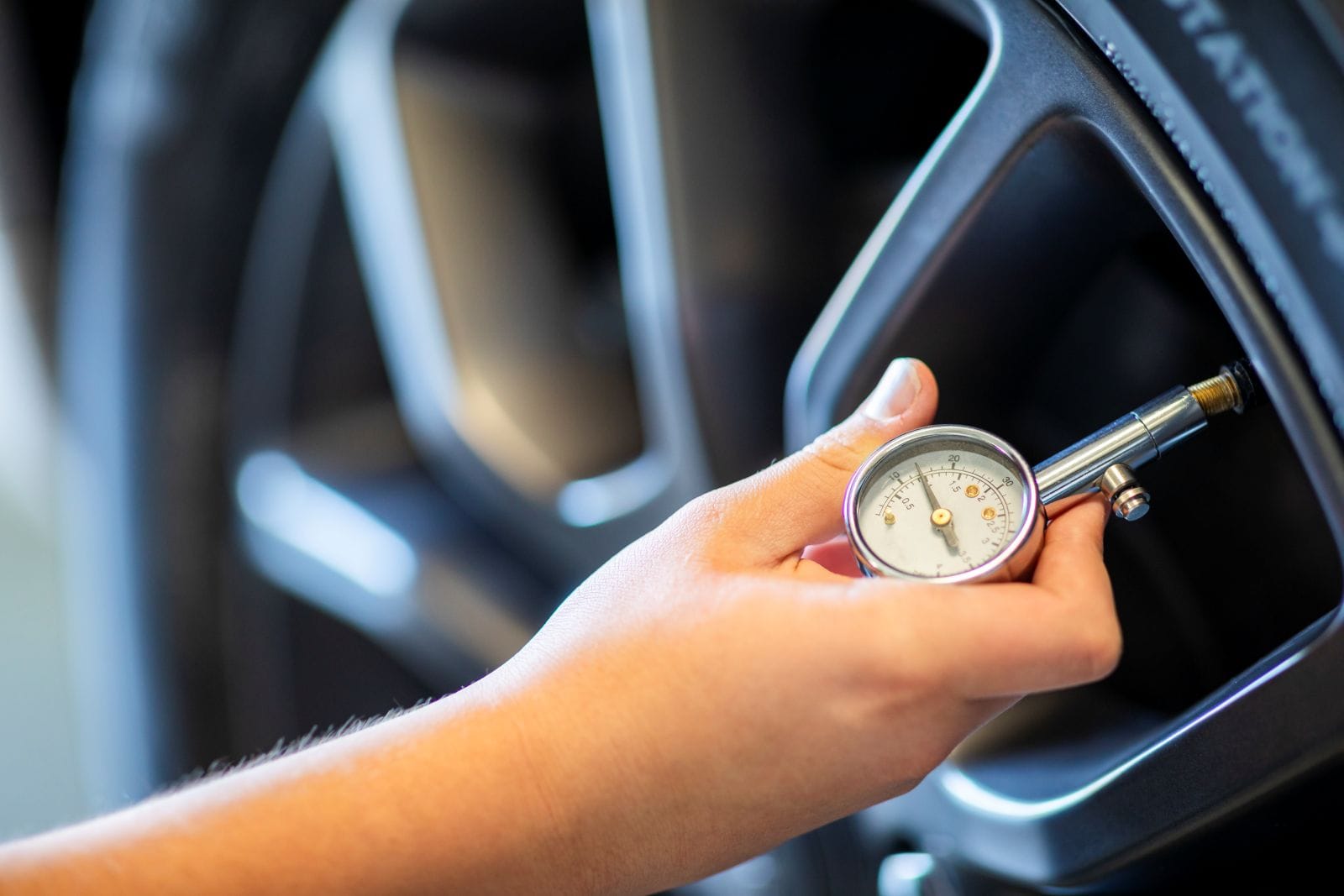 7 GRANDES ERRORES EN EL CUIDADO DE LAS LLANTAS. DATOS IMPRESCINDIBLE PARA EVITAR DESASTRES V12MAGAZINE Errores en el cuidado de las llantas Las llantas son el único contacto del vehículo con la carretera, por lo que un mal mantenimiento puede redundar en seguridad, rendimiento y economía. A continuación, un repaso ágil y práctico de los siete errores más frecuentes y cómo evitarlos. V12MAGAZINE