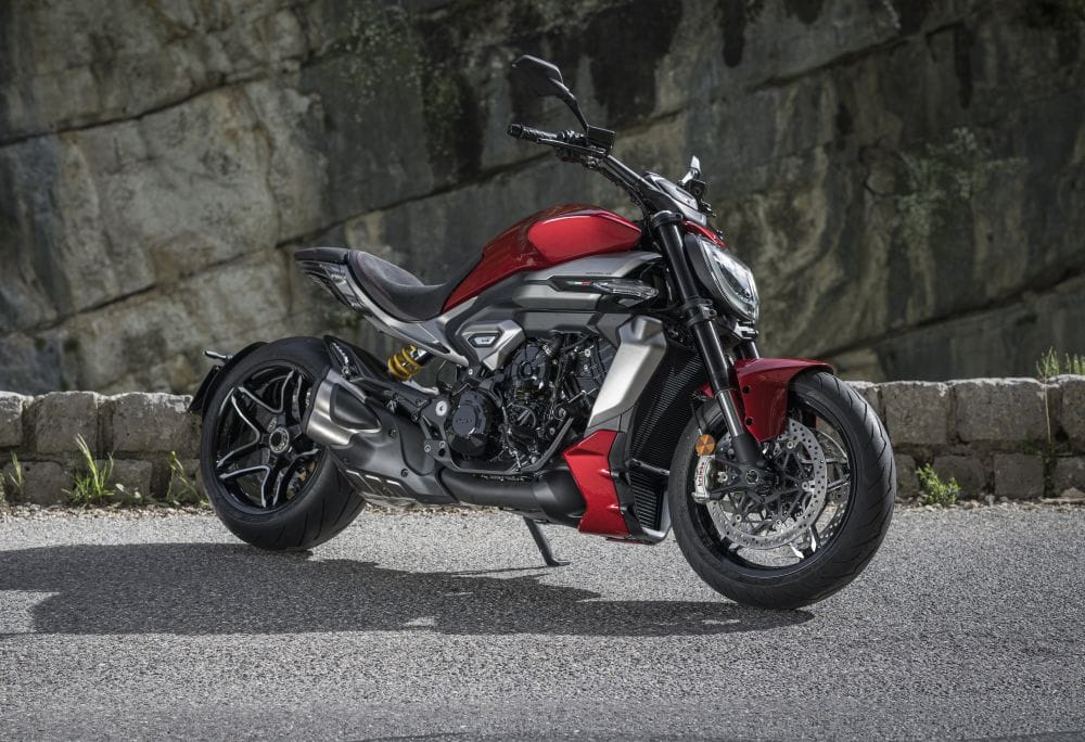 La Ducati XDiavel V4 es una Sport Cruiser, nacida en Borgo Panigale, fusiona el alma rebelde de un dragster con la sensualidad italiana y la tecnología más avanzada de la marca. Con la incorporación del motor V4 Granturismo, la XDiavel V4 redefine lo que significa ser diferente y destacarse en cada semáforo o curva. V12MAGAZINE