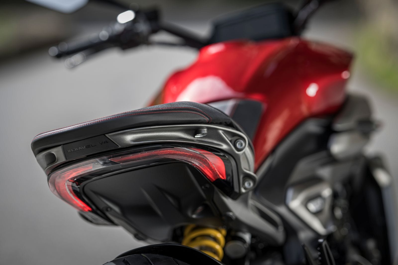 La Ducati XDiavel V4 es una Sport Cruiser, nacida en Borgo Panigale, fusiona el alma rebelde de un dragster con la sensualidad italiana y la tecnología más avanzada de la marca. Con la incorporación del motor V4 Granturismo, la XDiavel V4 redefine lo que significa ser diferente y destacarse en cada semáforo o curva. V12MAGAZINE