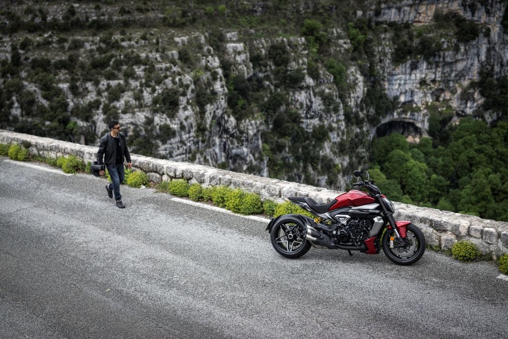 La Ducati XDiavel V4 es una Sport Cruiser, nacida en Borgo Panigale, fusiona el alma rebelde de un dragster con la sensualidad italiana y la tecnología más avanzada de la marca. Con la incorporación del motor V4 Granturismo, la XDiavel V4 redefine lo que significa ser diferente y destacarse en cada semáforo o curva. V12MAGAZINE