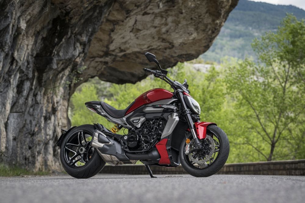 La Ducati XDiavel V4 es una Sport Cruiser, nacida en Borgo Panigale, fusiona el alma rebelde de un dragster con la sensualidad italiana y la tecnología más avanzada de la marca. Con la incorporación del motor V4 Granturismo, la XDiavel V4 redefine lo que significa ser diferente y destacarse en cada semáforo o curva. V12MAGAZINE