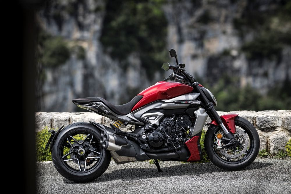 La Ducati XDiavel V4 es una Sport Cruiser, nacida en Borgo Panigale, fusiona el alma rebelde de un dragster con la sensualidad italiana y la tecnología más avanzada de la marca. Con la incorporación del motor V4 Granturismo, la XDiavel V4 redefine lo que significa ser diferente y destacarse en cada semáforo o curva. V12MAGAZINE