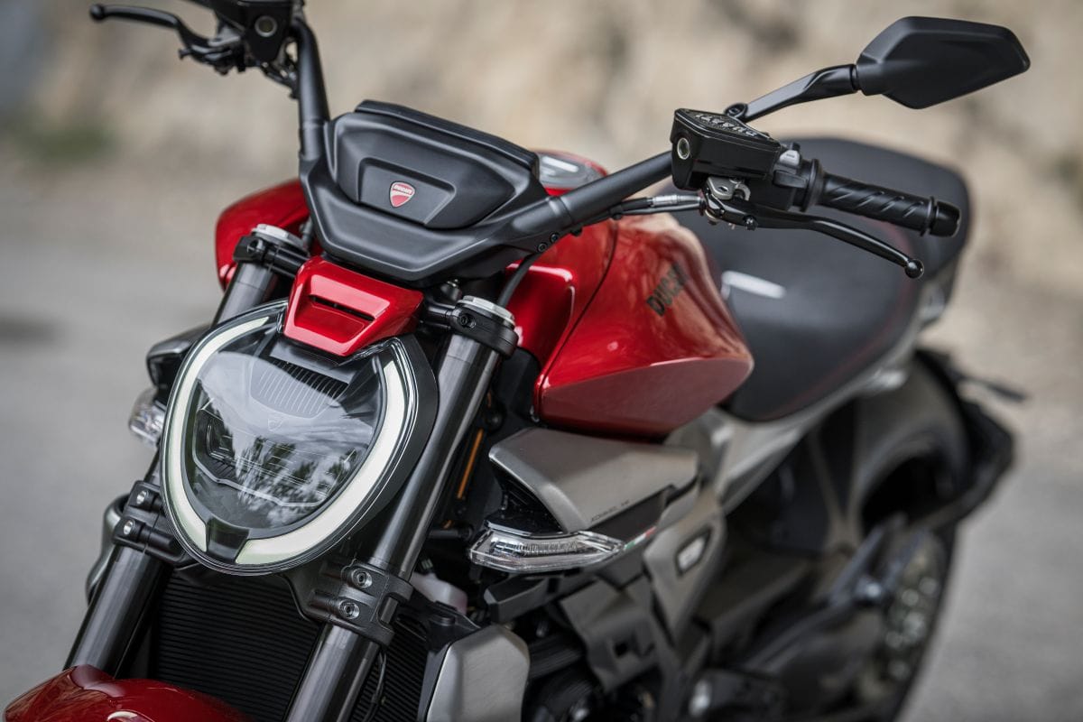 La Ducati XDiavel V4 es una Sport Cruiser, nacida en Borgo Panigale, fusiona el alma rebelde de un dragster con la sensualidad italiana y la tecnología más avanzada de la marca. Con la incorporación del motor V4 Granturismo, la XDiavel V4 redefine lo que significa ser diferente y destacarse en cada semáforo o curva. V12MAGAZINE