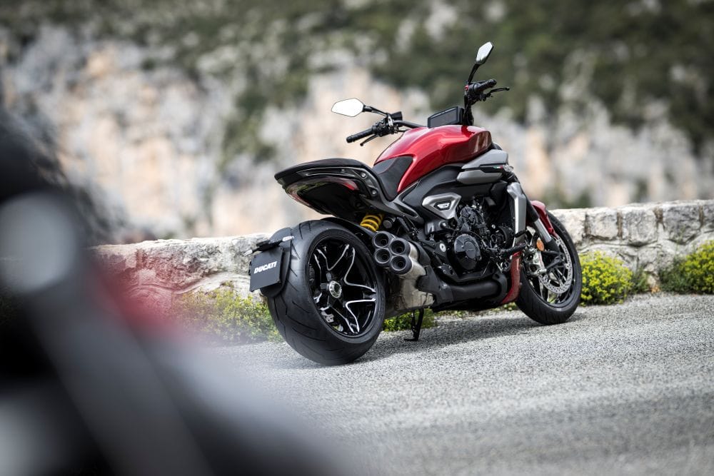 La Ducati XDiavel V4 es una Sport Cruiser, nacida en Borgo Panigale, fusiona el alma rebelde de un dragster con la sensualidad italiana y la tecnología más avanzada de la marca. Con la incorporación del motor V4 Granturismo, la XDiavel V4 redefine lo que significa ser diferente y destacarse en cada semáforo o curva. V12MAGAZINE