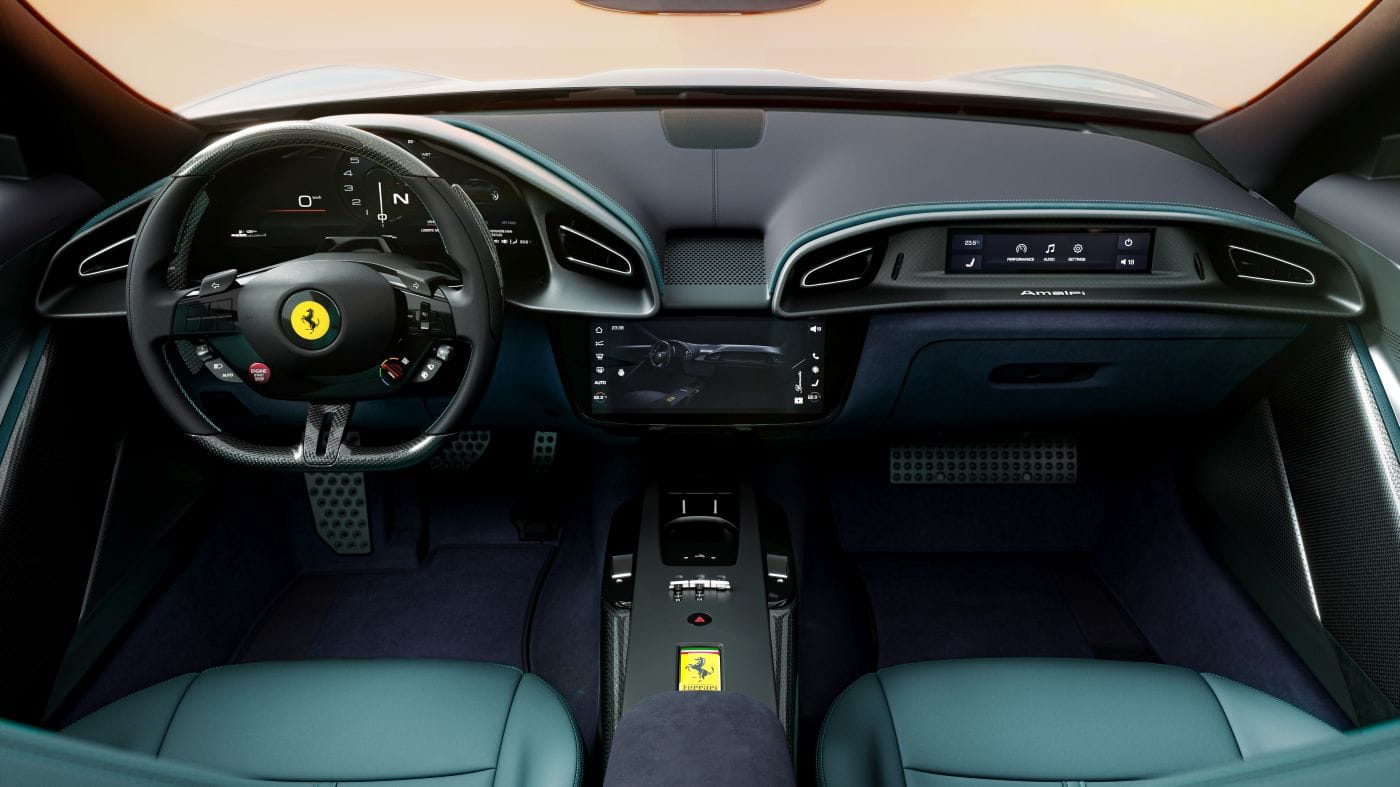 Ferrari vuelve a sorprender al mundo con el lanzamiento del Ferrari Amalfi, un coupé 2+ que combina la elegancia italiana con un rendimiento salvaje. Un auto que no solo sustituye al Ferrari Roma, sino que inaugura una nueva era para los modelos gran turismo de Maranello. V12MAGAZINE