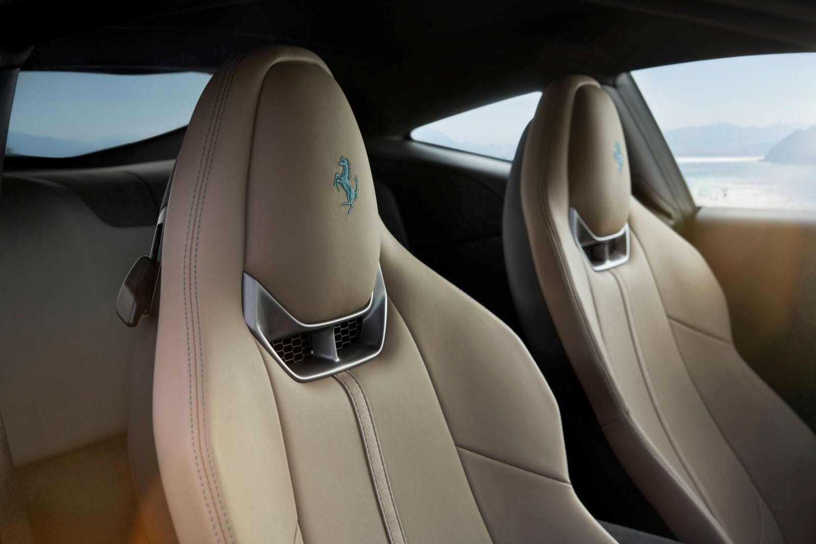 Ferrari vuelve a sorprender al mundo con el lanzamiento del Ferrari Amalfi, un coupé 2+ que combina la elegancia italiana con un rendimiento salvaje. Un auto que no solo sustituye al Ferrari Roma, sino que inaugura una nueva era para los modelos gran turismo de Maranello. V12MAGAZINE