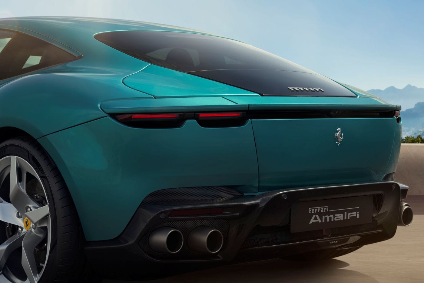 Ferrari vuelve a sorprender al mundo con el lanzamiento del Ferrari Amalfi, un coupé 2+ que combina la elegancia italiana con un rendimiento salvaje. Un auto que no solo sustituye al Ferrari Roma, sino que inaugura una nueva era para los modelos gran turismo de Maranello. V12MAGAZINE