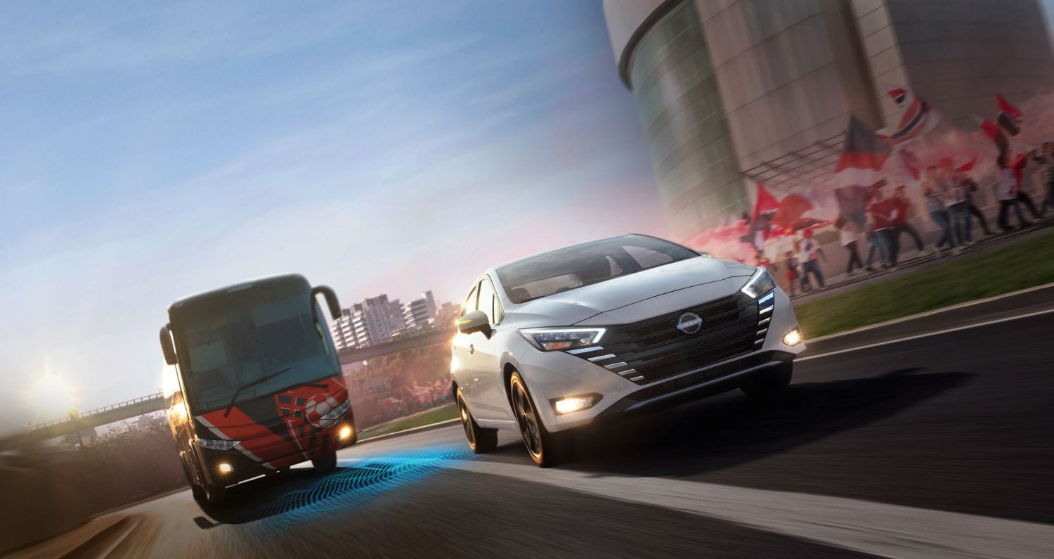 NISSAN VERSA: PODER, PROTECCIÓN Y CONECTIVIDAD TODA UNA POWER WORD V12MAGAZINE Nissan Versa demuestra que la seguridad ya no es privilegio: un sedán asequible, completo y galardonado en Colombia, combina precio, tecnología y protección líder en su segmento. V12MAGAZINE