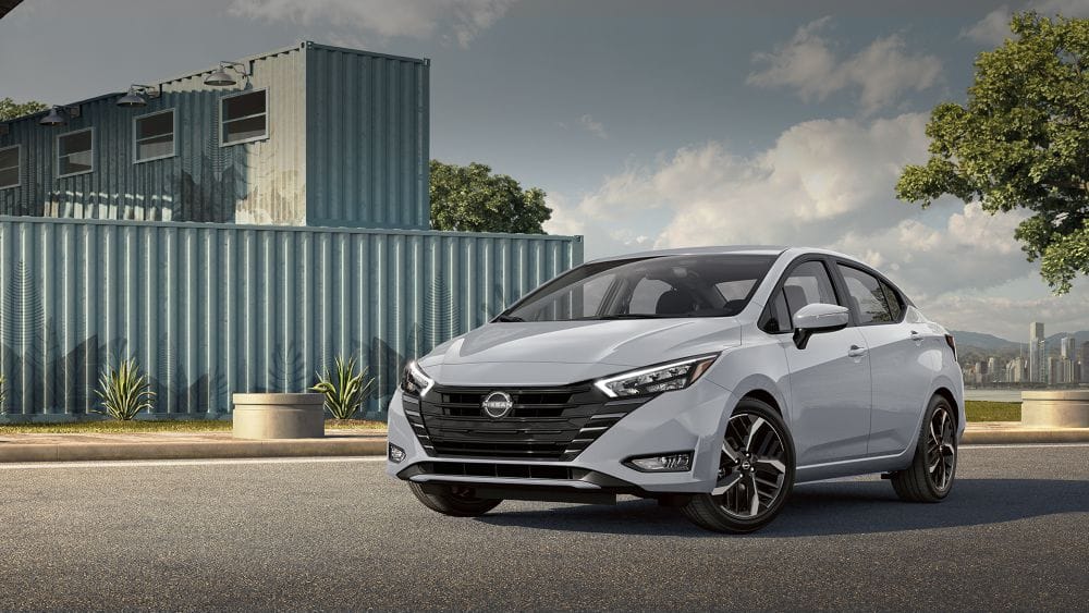NISSAN VERSA: PODER, PROTECCIÓN Y CONECTIVIDAD TODA UNA POWER WORD V12MAGAZINE Nissan Versa demuestra que la seguridad ya no es privilegio: un sedán asequible, completo y galardonado en Colombia, combina precio, tecnología y protección líder en su segmento. V12MAGAZINE